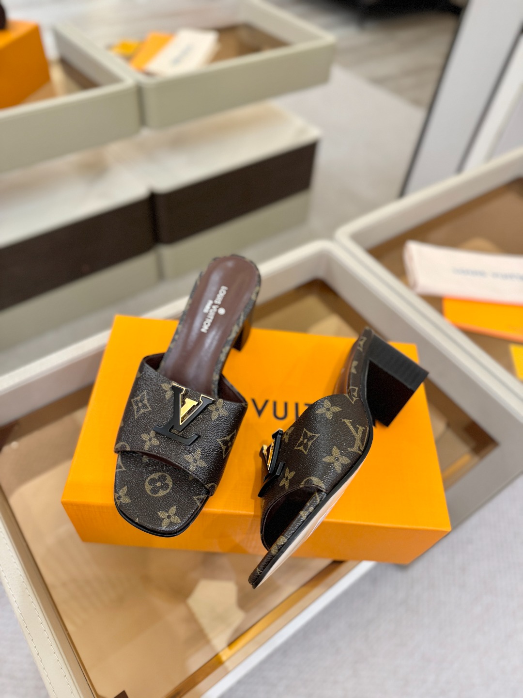 L✔️家 春夏款专柜走秀官网系列、同步更新、完美楦型+大V扣电镀两层设计、再现经典、工艺及其复杂、走路不