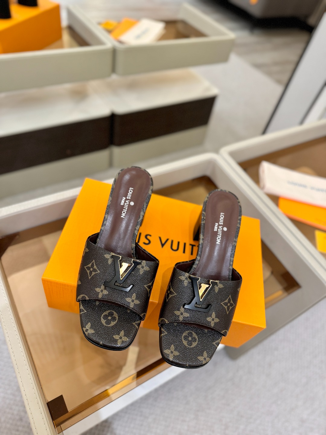 L✔️家 春夏款专柜走秀官网系列、同步更新、完美楦型+大V扣电镀两层设计、再现经典、工艺及其复杂、走路不