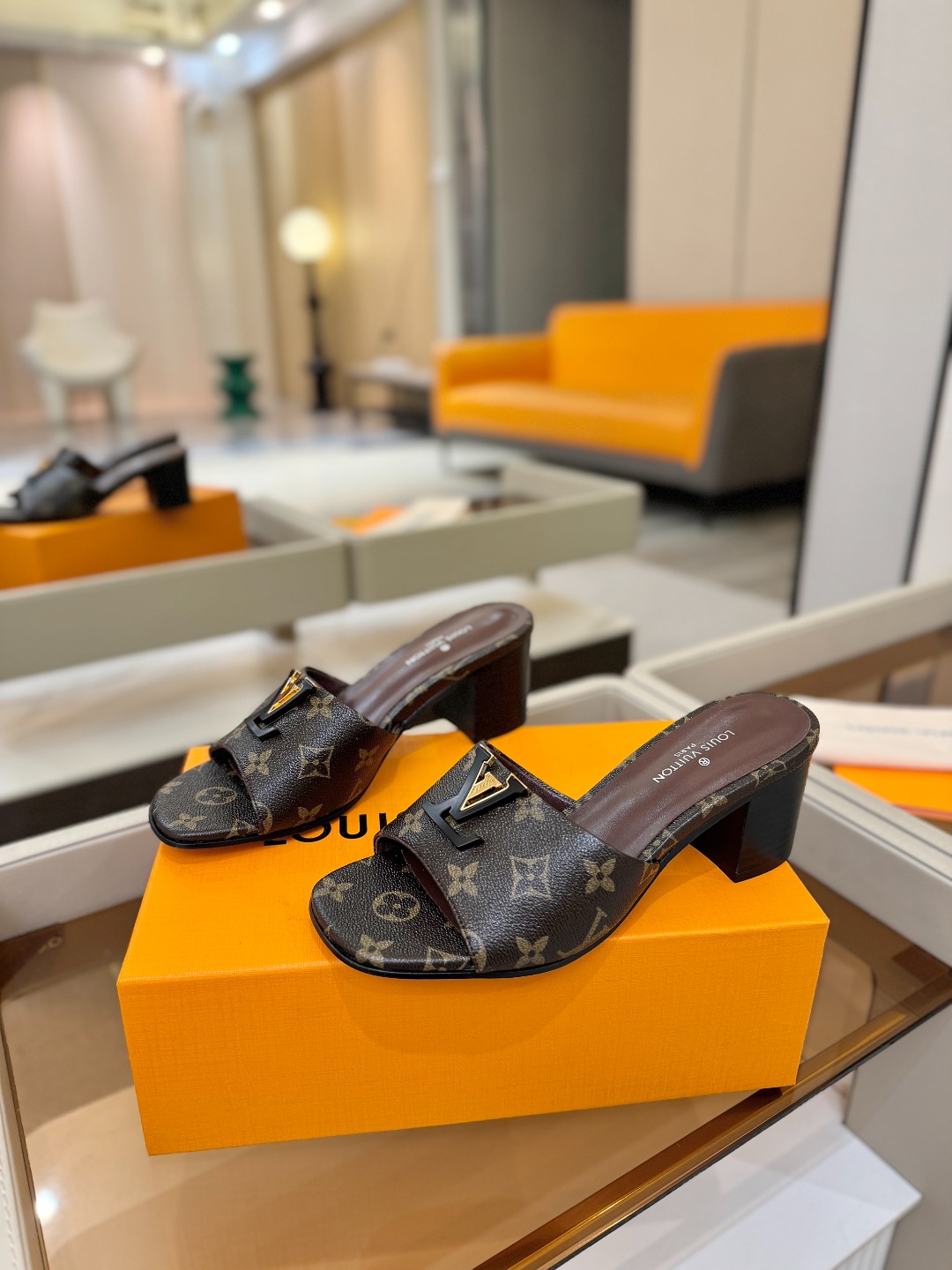 L✔️家 春夏款专柜走秀官网系列、同步更新、完美楦型+大V扣电镀两层设计、再现经典、工艺及其复杂、走路不