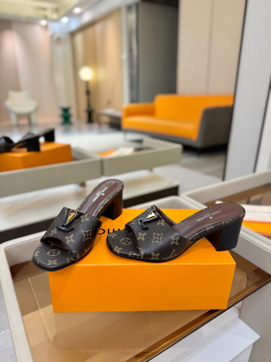 L✔️家 春夏款专柜走秀官网系列、同步更新、完美楦型+大V扣电镀两层设计、再现经典、工艺及其复杂、走路不