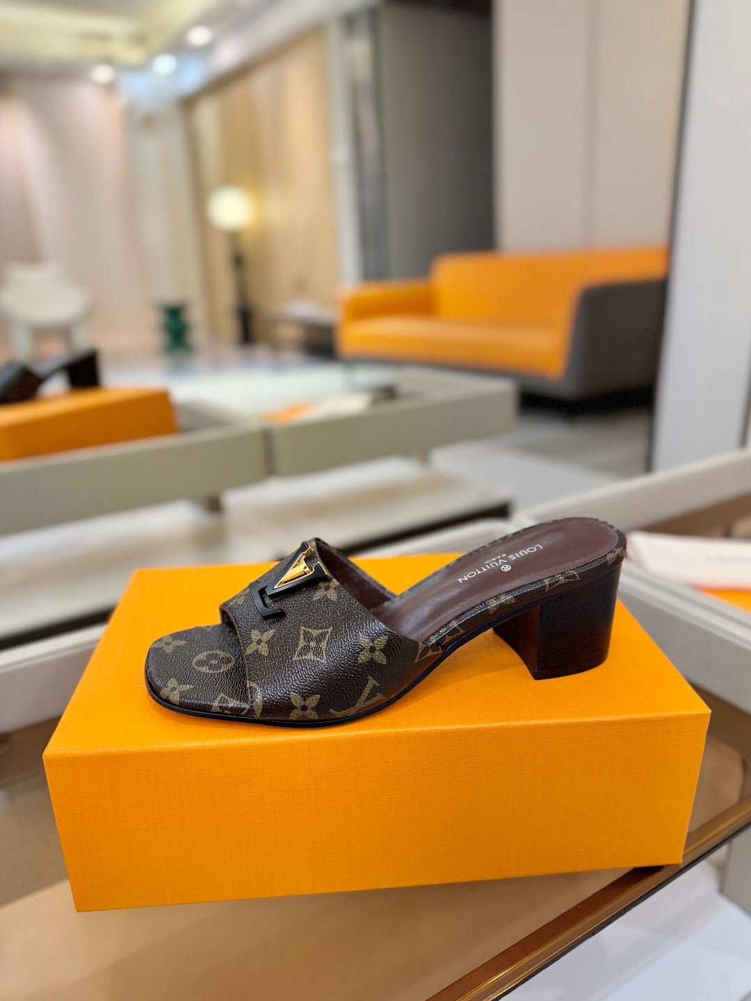 L✔️家 春夏款专柜走秀官网系列、同步更新、完美楦型+大V扣电镀两层设计、再现经典、工艺及其复杂、走路不