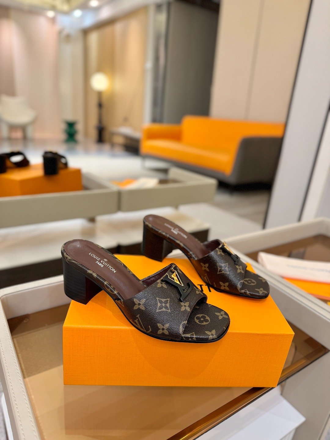 L✔️家 春夏款专柜走秀官网系列、同步更新、完美楦型+大V扣电镀两层设计、再现经典、工艺及其复杂、走路不