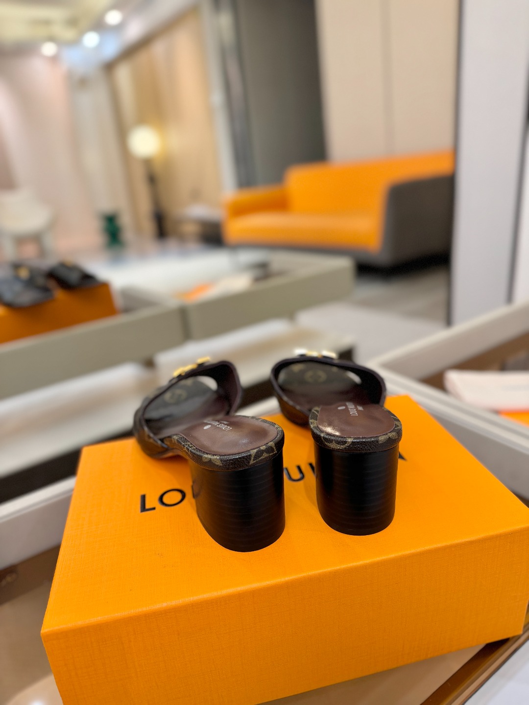 L✔️家 春夏款专柜走秀官网系列、同步更新、完美楦型+大V扣电镀两层设计、再现经典、工艺及其复杂、走路不