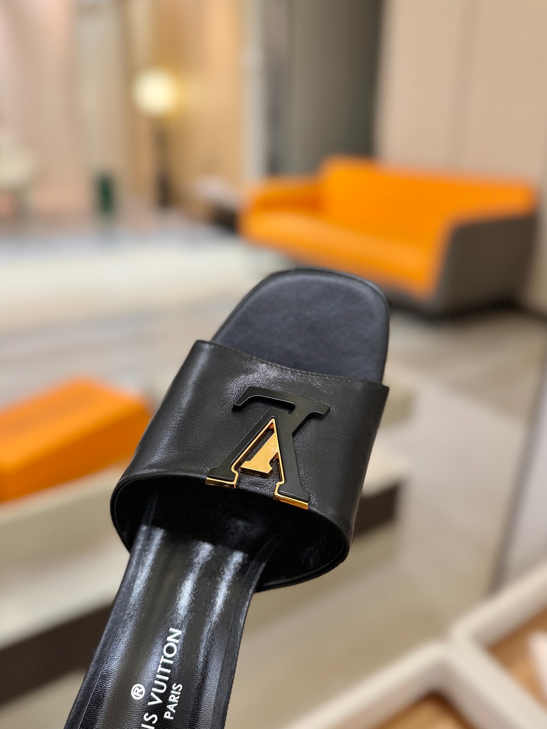 L✔️家 春夏款专柜走秀官网系列、同步更新、完美楦型+大V扣电镀两层设计、再现经典、工艺及其复杂、走路不