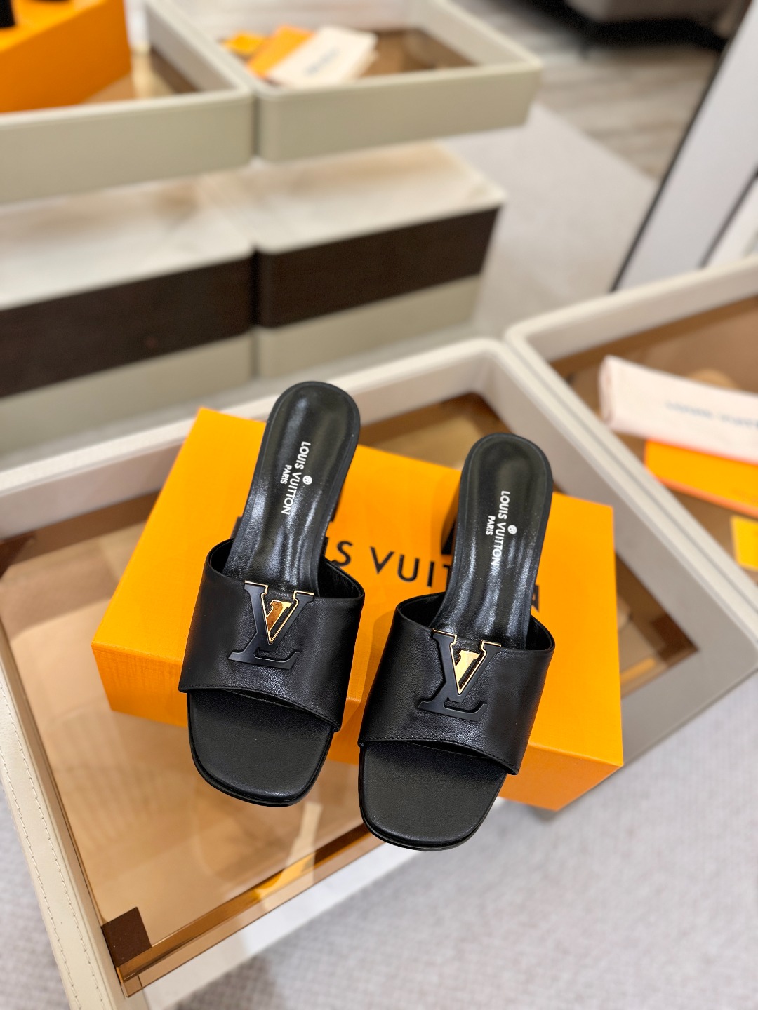 L✔️家 春夏款专柜走秀官网系列、同步更新、完美楦型+大V扣电镀两层设计、再现经典、工艺及其复杂、走路不