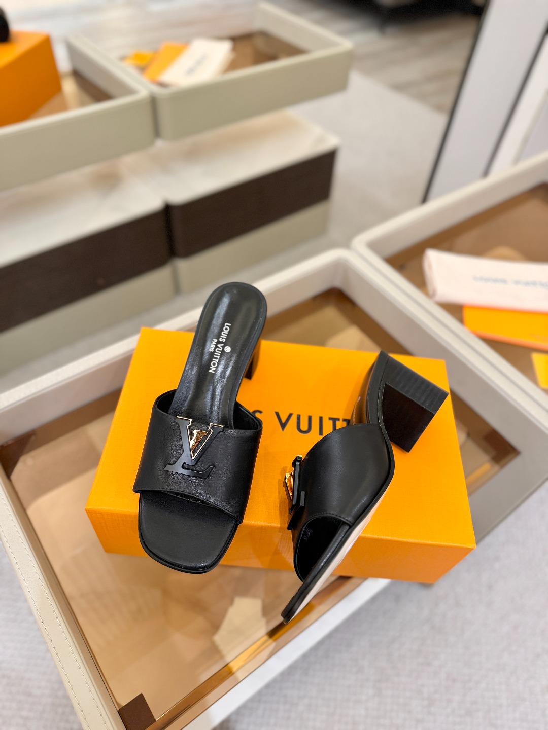 L✔️家 春夏款专柜走秀官网系列、同步更新、完美楦型+大V扣电镀两层设计、再现经典、工艺及其复杂、走路不