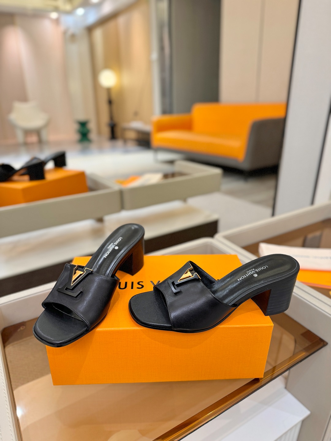 L✔️家 春夏款专柜走秀官网系列、同步更新、完美楦型+大V扣电镀两层设计、再现经典、工艺及其复杂、走路不