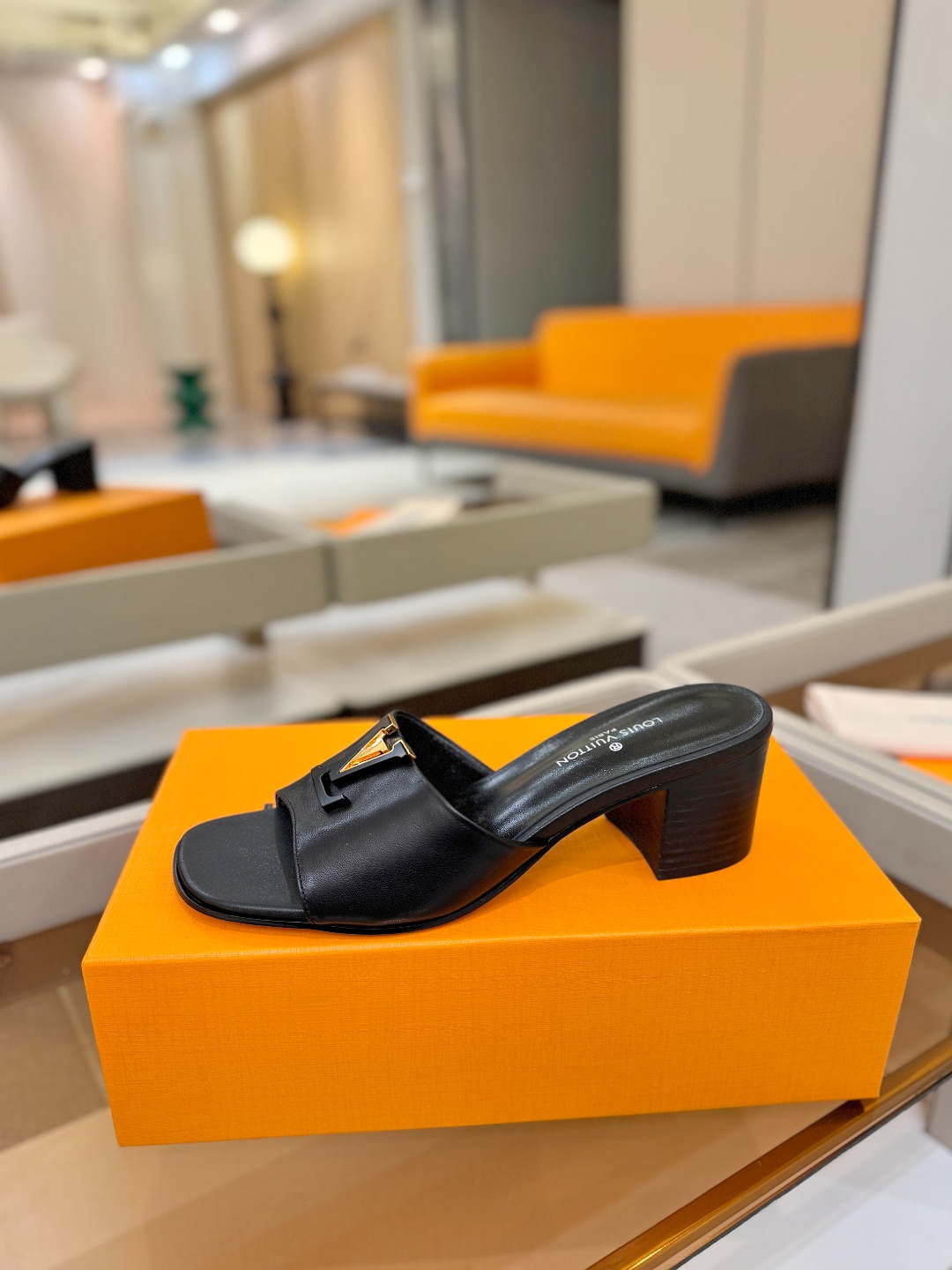 L✔️家 春夏款专柜走秀官网系列、同步更新、完美楦型+大V扣电镀两层设计、再现经典、工艺及其复杂、走路不