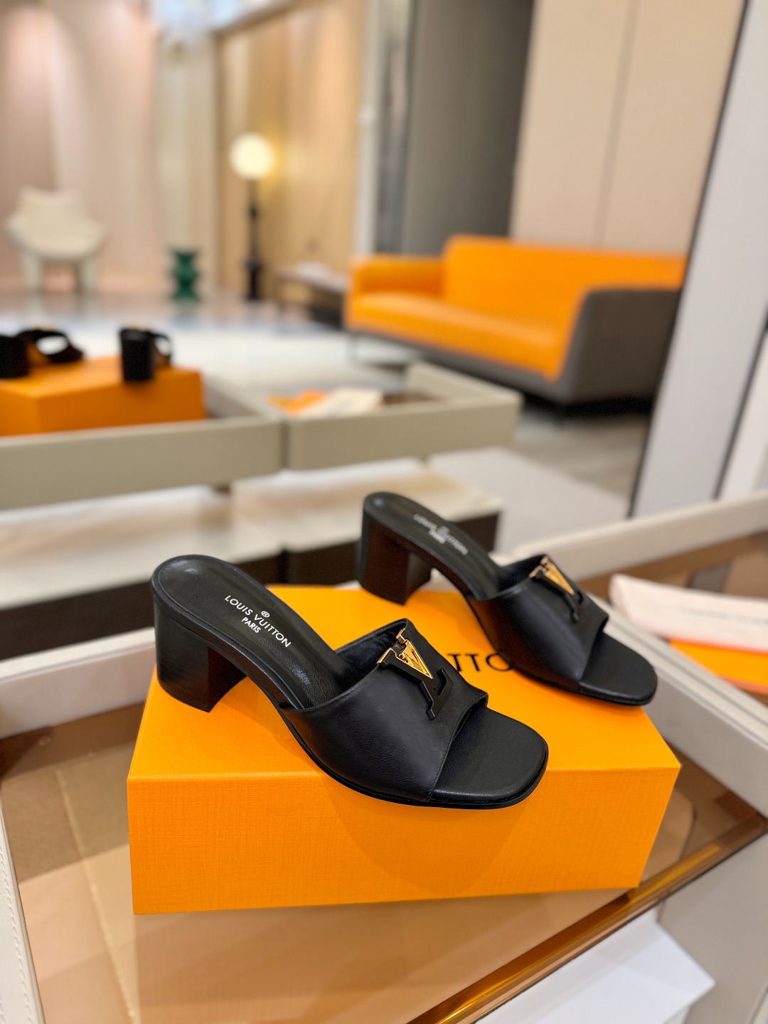 L✔️家 春夏款专柜走秀官网系列、同步更新、完美楦型+大V扣电镀两层设计、再现经典、工艺及其复杂、走路不