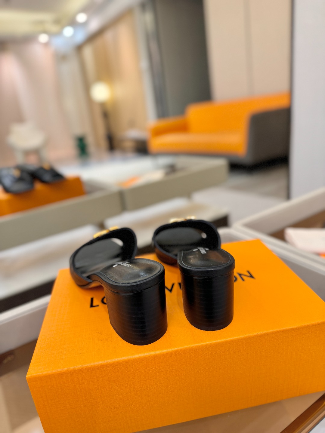 L✔️家 春夏款专柜走秀官网系列、同步更新、完美楦型+大V扣电镀两层设计、再现经典、工艺及其复杂、走路不