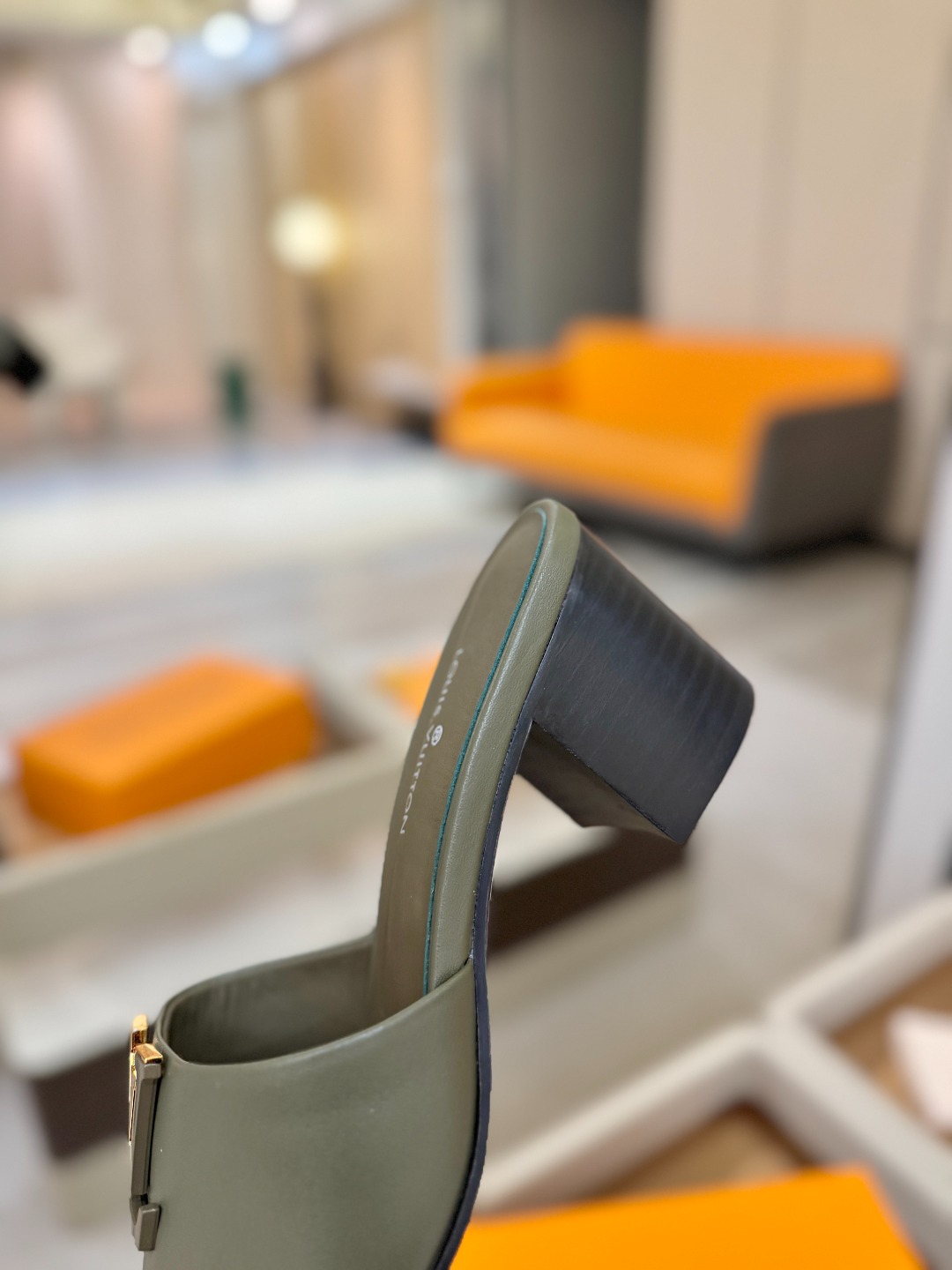 L✔️家 春夏款专柜走秀官网系列、同步更新、完美楦型+大V扣电镀两层设计、再现经典、工艺及其复杂、走路不