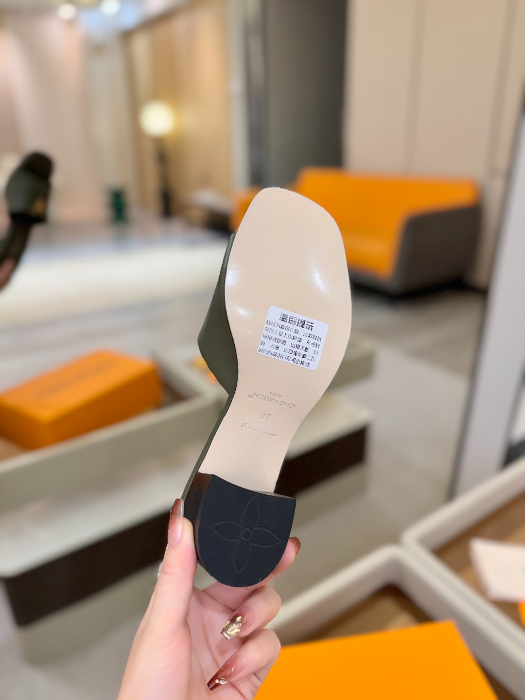 L✔️家 春夏款专柜走秀官网系列、同步更新、完美楦型+大V扣电镀两层设计、再现经典、工艺及其复杂、走路不