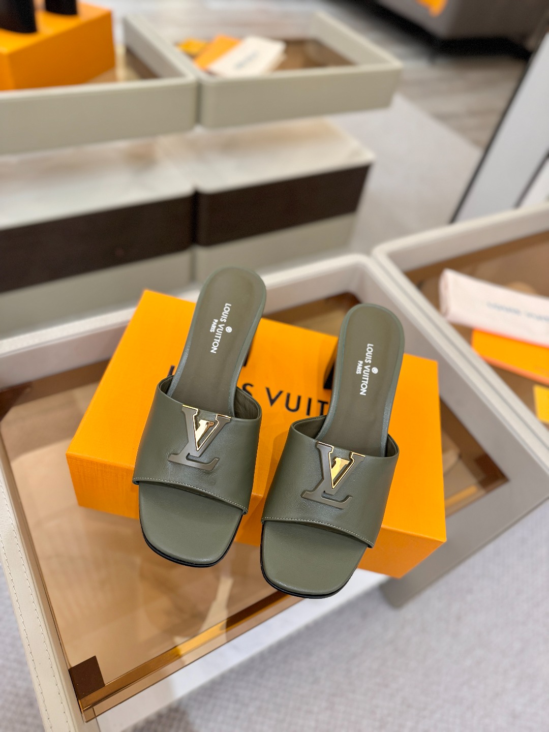 L✔️家 春夏款专柜走秀官网系列、同步更新、完美楦型+大V扣电镀两层设计、再现经典、工艺及其复杂、走路不