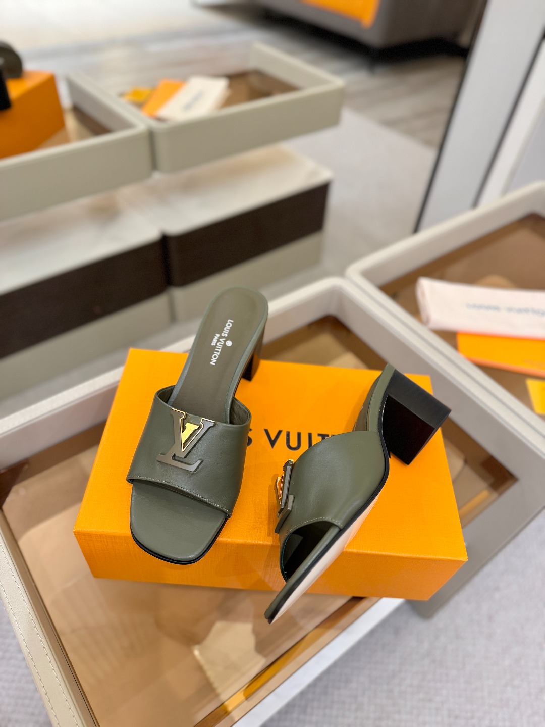 L✔️家 春夏款专柜走秀官网系列、同步更新、完美楦型+大V扣电镀两层设计、再现经典、工艺及其复杂、走路不