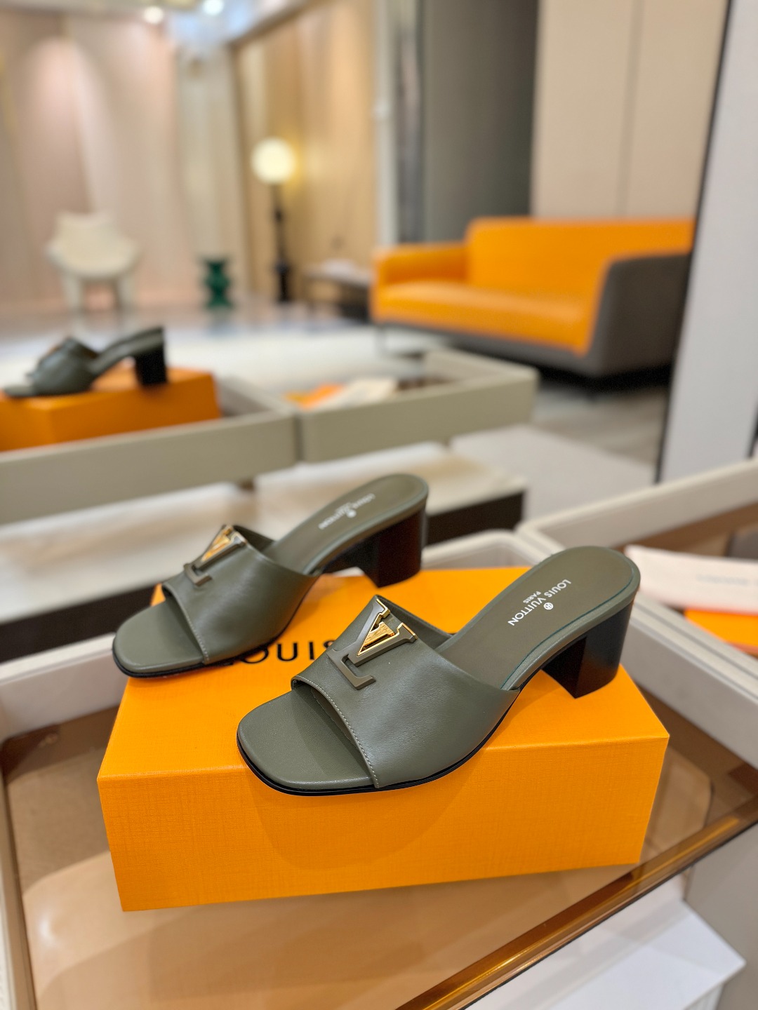 L✔️家 春夏款专柜走秀官网系列、同步更新、完美楦型+大V扣电镀两层设计、再现经典、工艺及其复杂、走路不