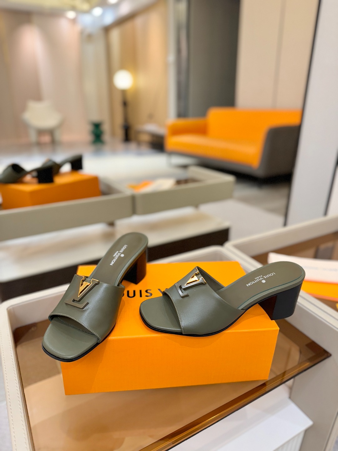 L✔️家 春夏款专柜走秀官网系列、同步更新、完美楦型+大V扣电镀两层设计、再现经典、工艺及其复杂、走路不