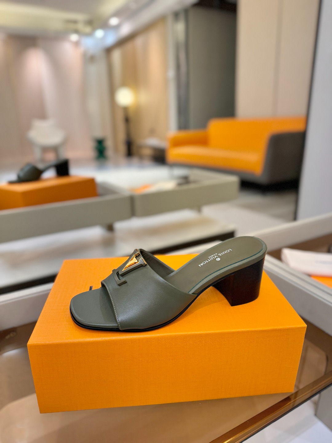 L✔️家 春夏款专柜走秀官网系列、同步更新、完美楦型+大V扣电镀两层设计、再现经典、工艺及其复杂、走路不