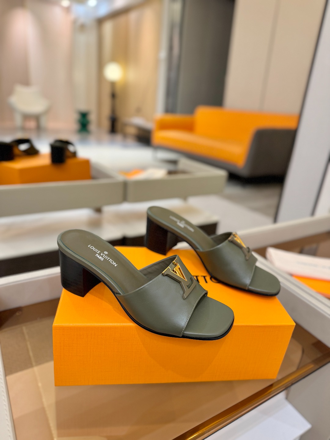 L✔️家 春夏款专柜走秀官网系列、同步更新、完美楦型+大V扣电镀两层设计、再现经典、工艺及其复杂、走路不