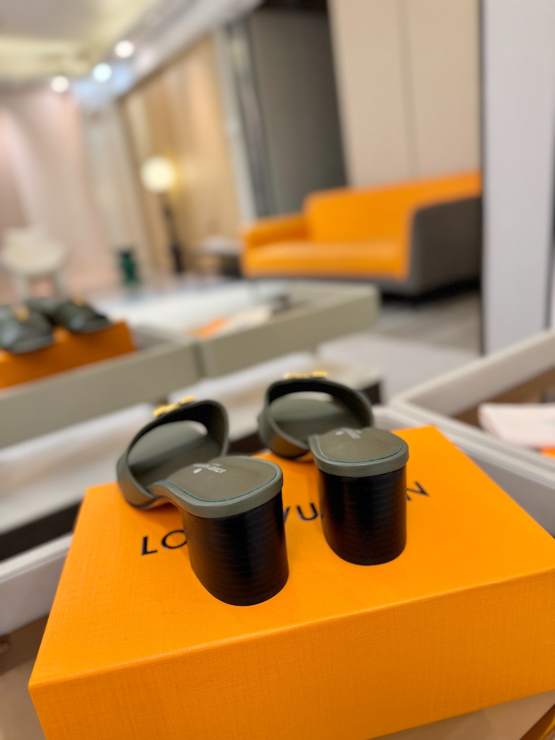 L✔️家 春夏款专柜走秀官网系列、同步更新、完美楦型+大V扣电镀两层设计、再现经典、工艺及其复杂、走路不