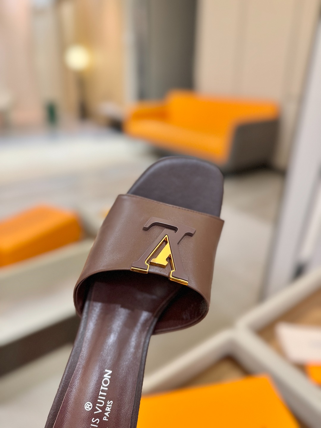 L✔️家 春夏款专柜走秀官网系列、同步更新、完美楦型+大V扣电镀两层设计、再现经典、工艺及其复杂、走路不