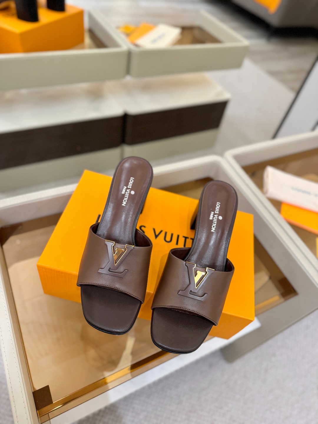 L✔️家 春夏款专柜走秀官网系列、同步更新、完美楦型+大V扣电镀两层设计、再现经典、工艺及其复杂、走路不