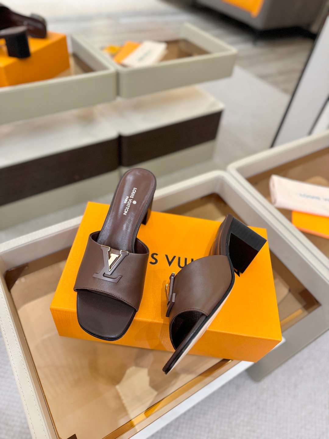 L✔️家 春夏款专柜走秀官网系列、同步更新、完美楦型+大V扣电镀两层设计、再现经典、工艺及其复杂、走路不