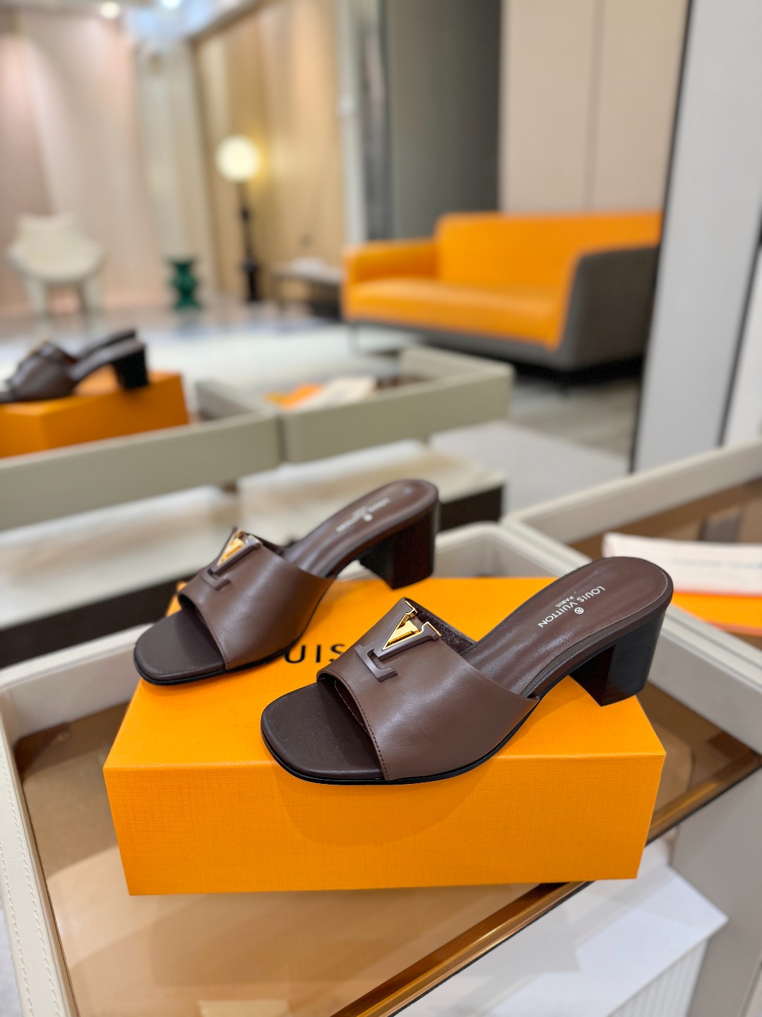 L✔️家 春夏款专柜走秀官网系列、同步更新、完美楦型+大V扣电镀两层设计、再现经典、工艺及其复杂、走路不