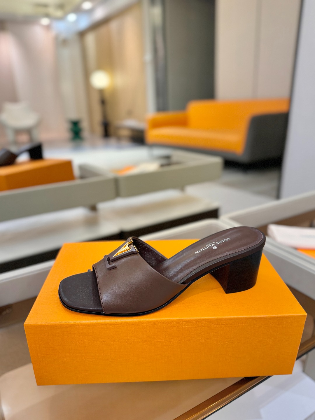 L✔️家 春夏款专柜走秀官网系列、同步更新、完美楦型+大V扣电镀两层设计、再现经典、工艺及其复杂、走路不