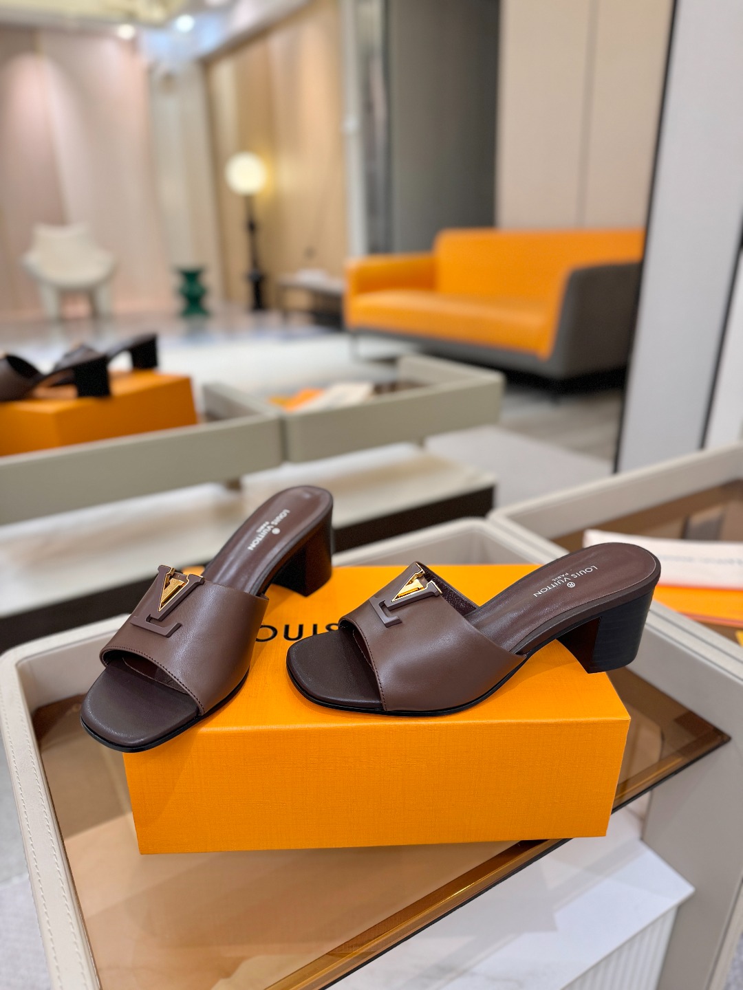 L✔️家 春夏款专柜走秀官网系列、同步更新、完美楦型+大V扣电镀两层设计、再现经典、工艺及其复杂、走路不