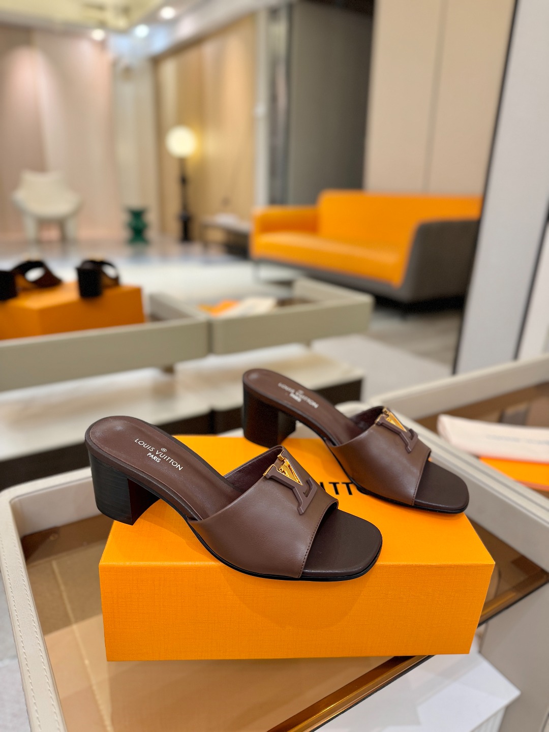 L✔️家 春夏款专柜走秀官网系列、同步更新、完美楦型+大V扣电镀两层设计、再现经典、工艺及其复杂、走路不