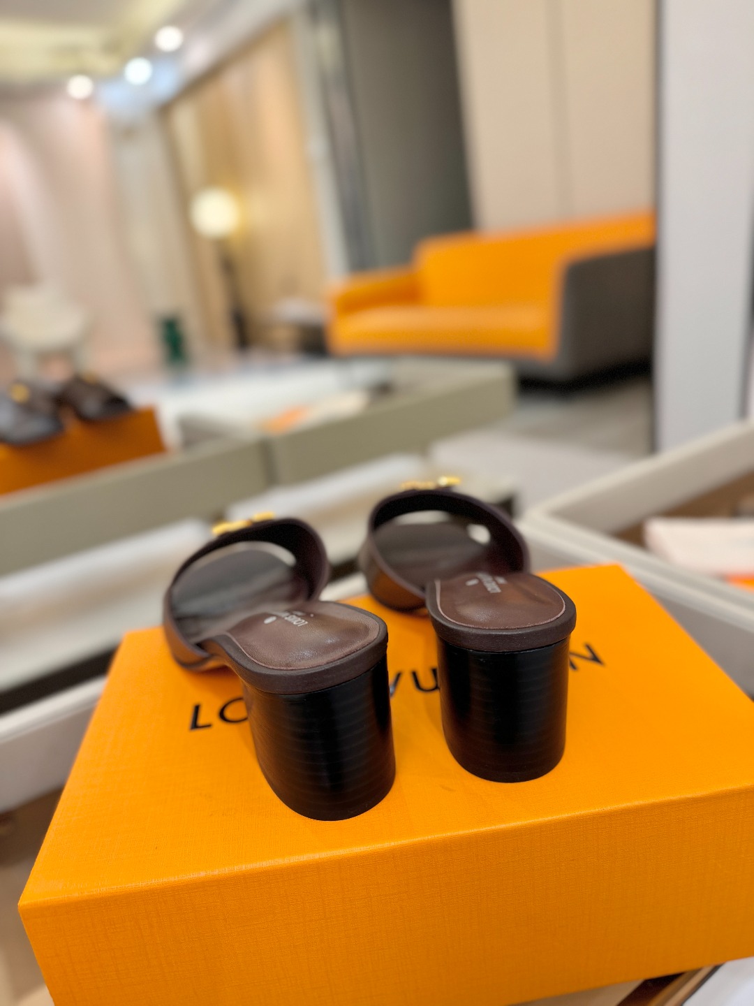 L✔️家 春夏款专柜走秀官网系列、同步更新、完美楦型+大V扣电镀两层设计、再现经典、工艺及其复杂、走路不