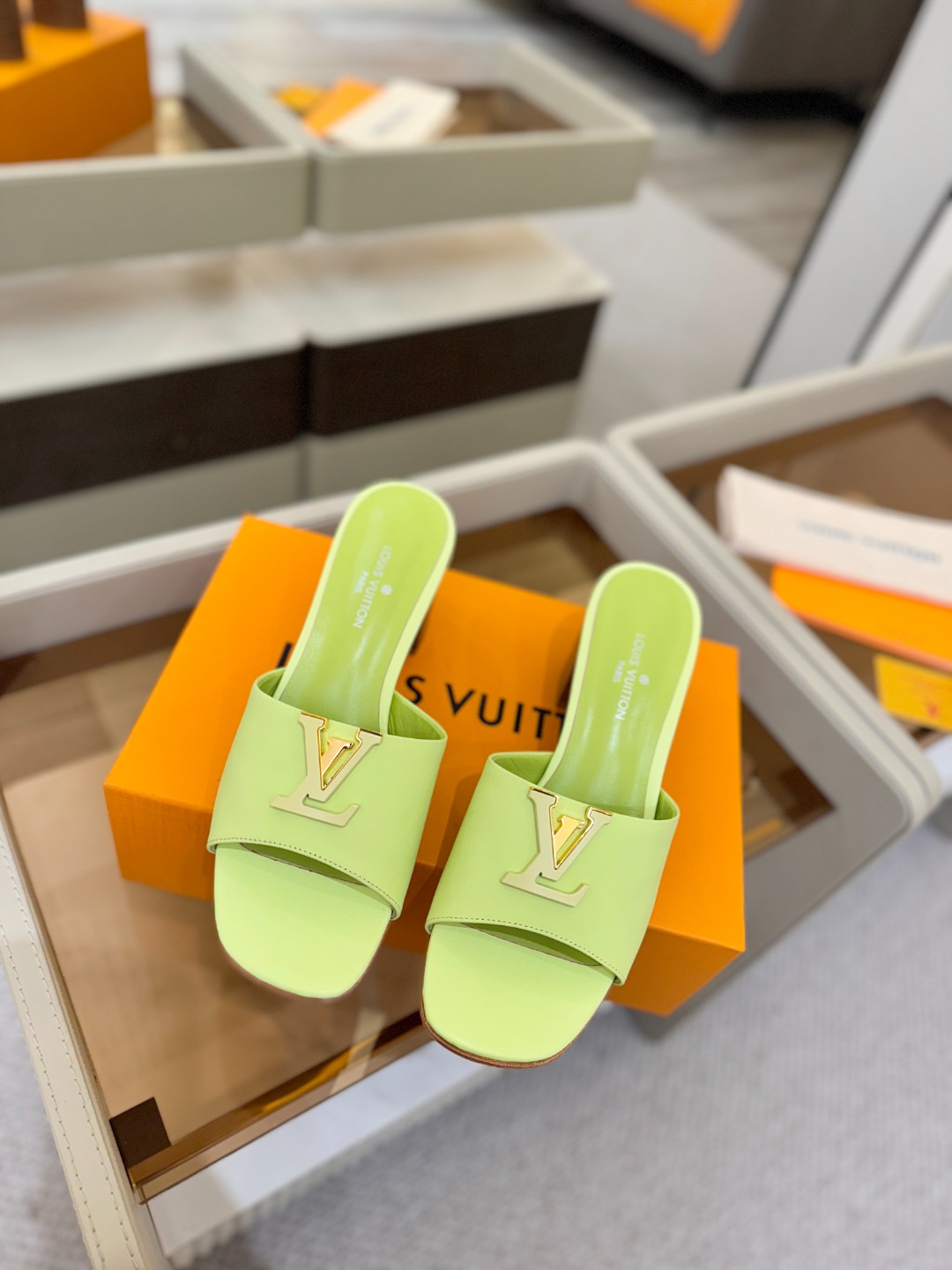 L✔️家 春夏款专柜走秀官网系列、同步更新、完美楦型+大V扣电镀两层设计、再现经典、工艺及其复杂、走路不