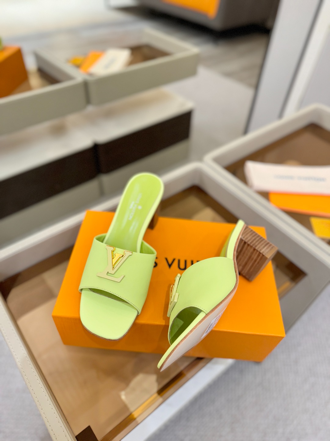 L✔️家 春夏款专柜走秀官网系列、同步更新、完美楦型+大V扣电镀两层设计、再现经典、工艺及其复杂、走路不