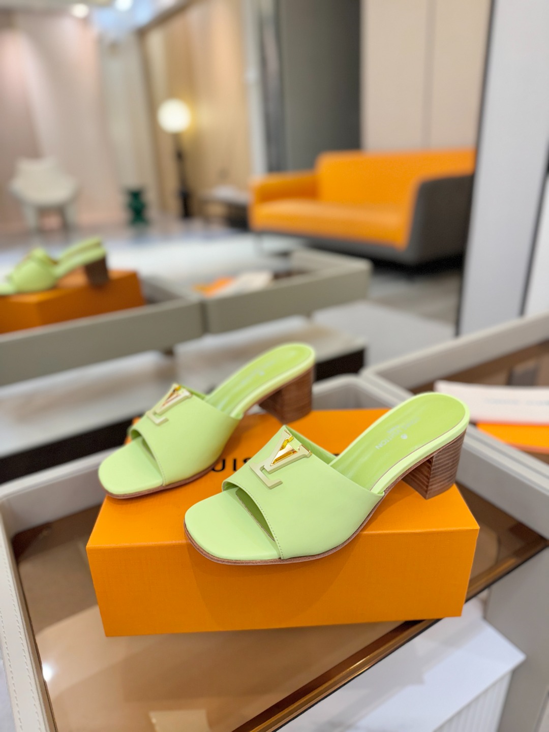 L✔️家 春夏款专柜走秀官网系列、同步更新、完美楦型+大V扣电镀两层设计、再现经典、工艺及其复杂、走路不