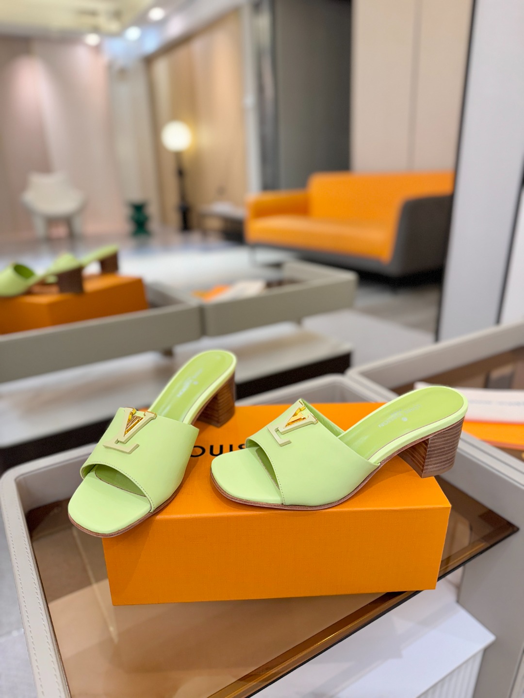 L✔️家 春夏款专柜走秀官网系列、同步更新、完美楦型+大V扣电镀两层设计、再现经典、工艺及其复杂、走路不