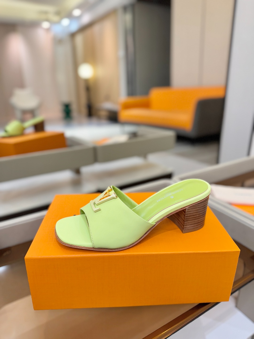 L✔️家 春夏款专柜走秀官网系列、同步更新、完美楦型+大V扣电镀两层设计、再现经典、工艺及其复杂、走路不