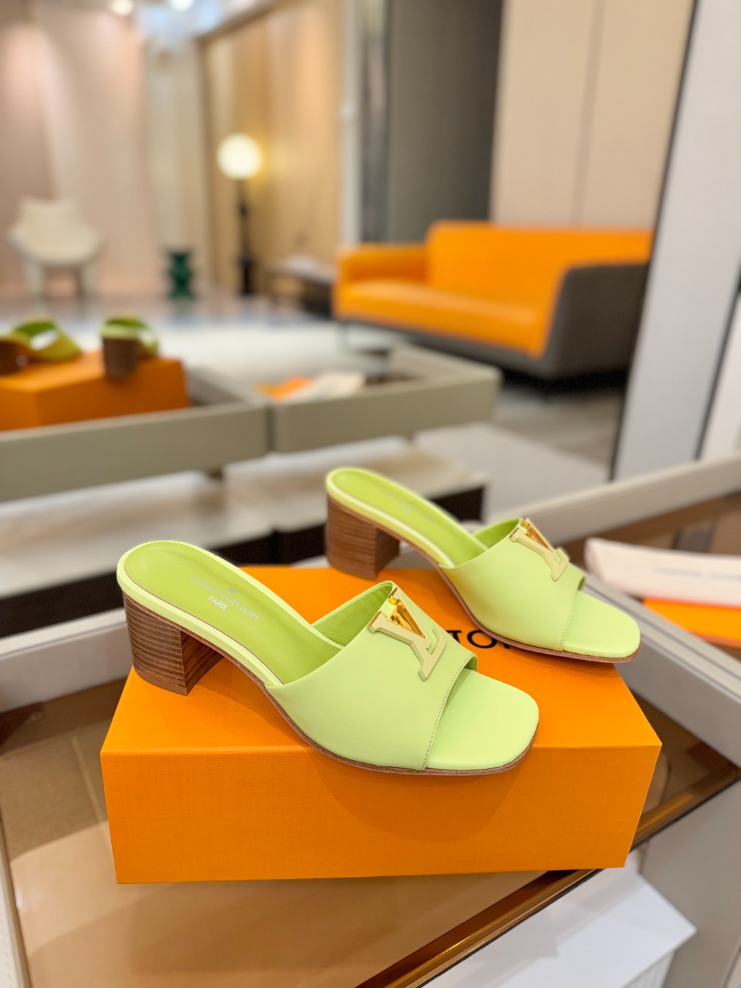 L✔️家 春夏款专柜走秀官网系列、同步更新、完美楦型+大V扣电镀两层设计、再现经典、工艺及其复杂、走路不