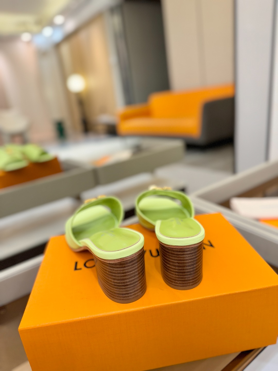 L✔️家 春夏款专柜走秀官网系列、同步更新、完美楦型+大V扣电镀两层设计、再现经典、工艺及其复杂、走路不