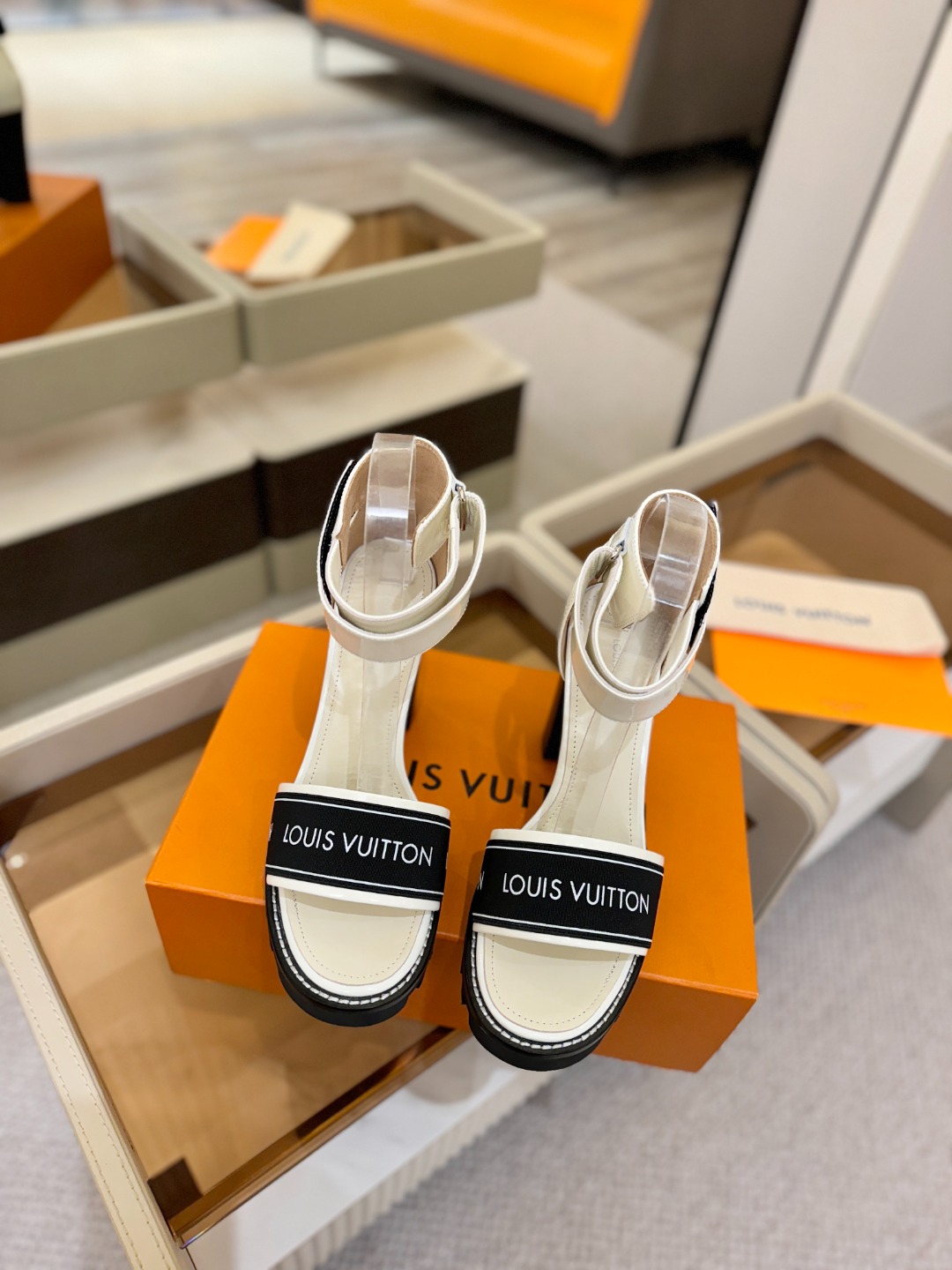 LOUIS VUITTON 💯💯💯 LV欧美风时尚凉鞋 🍋+🌿+=🥂 路易威登传统硬箱的精巧标准品牌扣💖