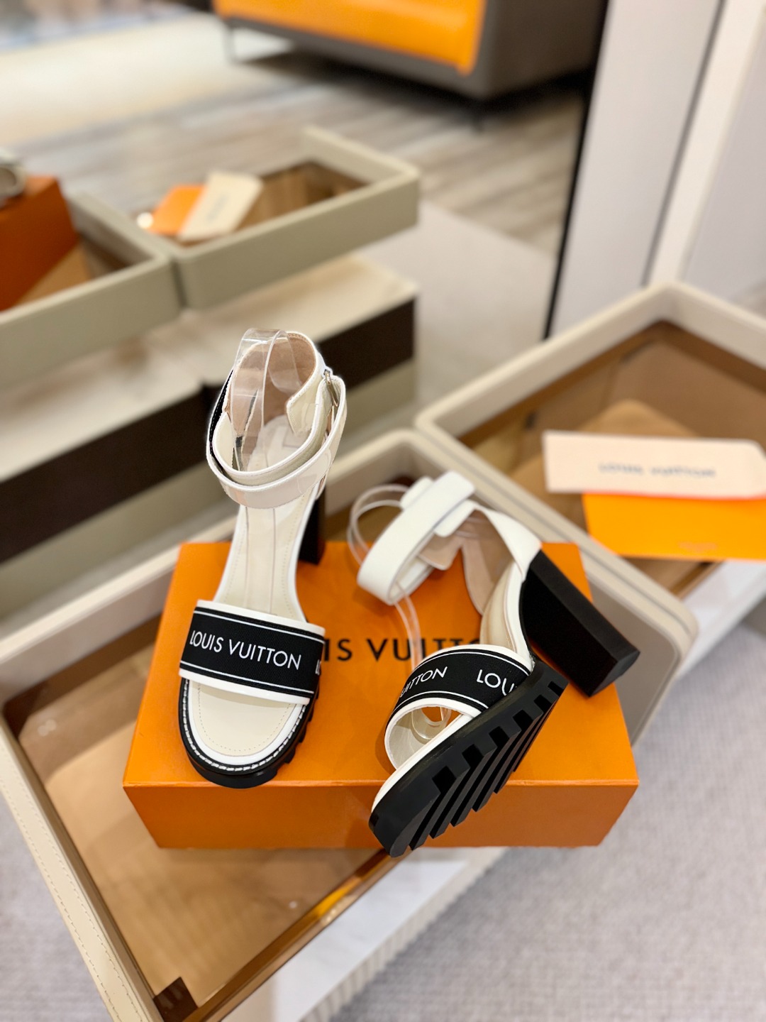 LOUIS VUITTON 💯💯💯 LV欧美风时尚凉鞋 🍋+🌿+=🥂 路易威登传统硬箱的精巧标准品牌扣💖