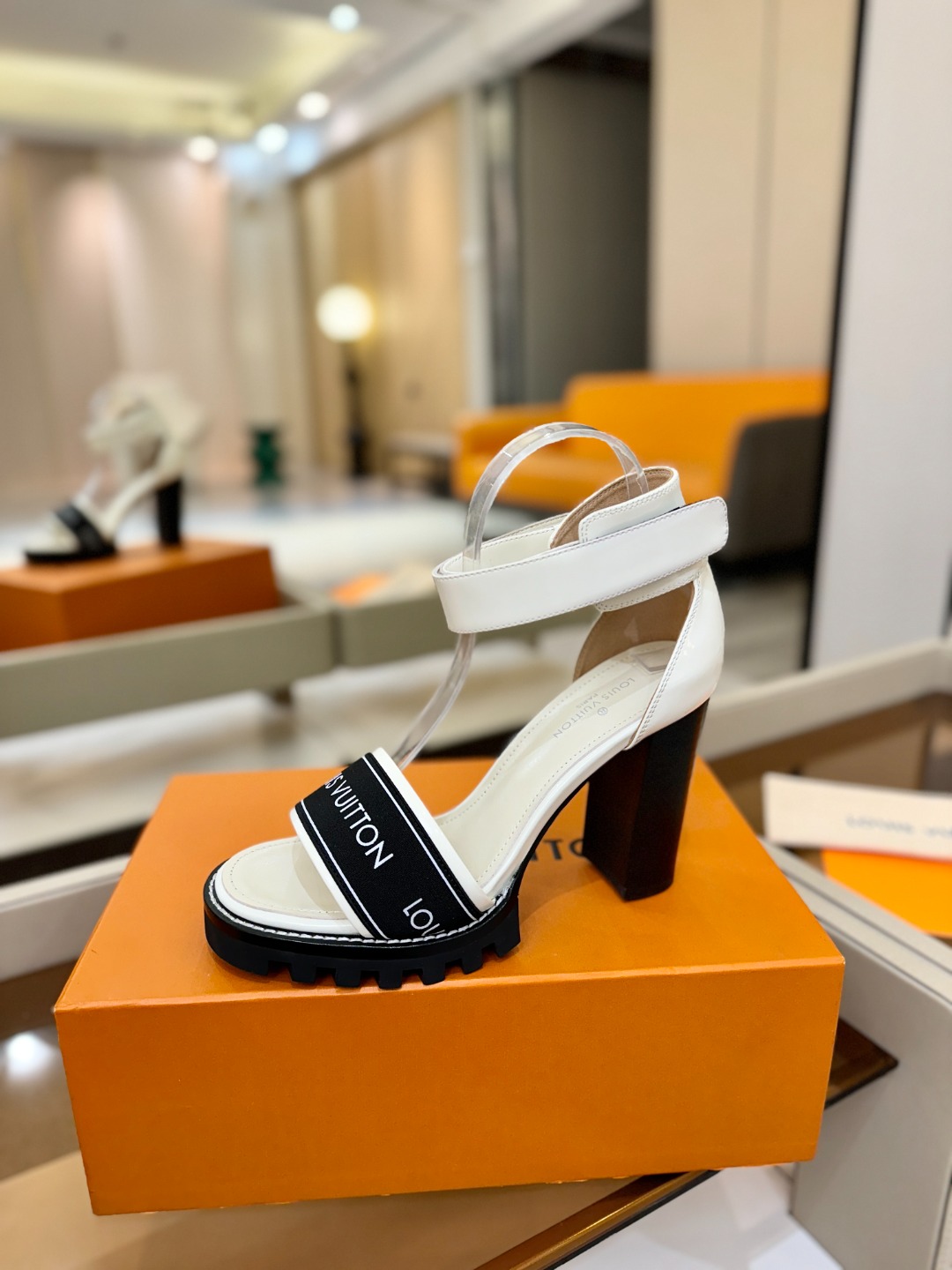 LOUIS VUITTON 💯💯💯 LV欧美风时尚凉鞋 🍋+🌿+=🥂 路易威登传统硬箱的精巧标准品牌扣💖