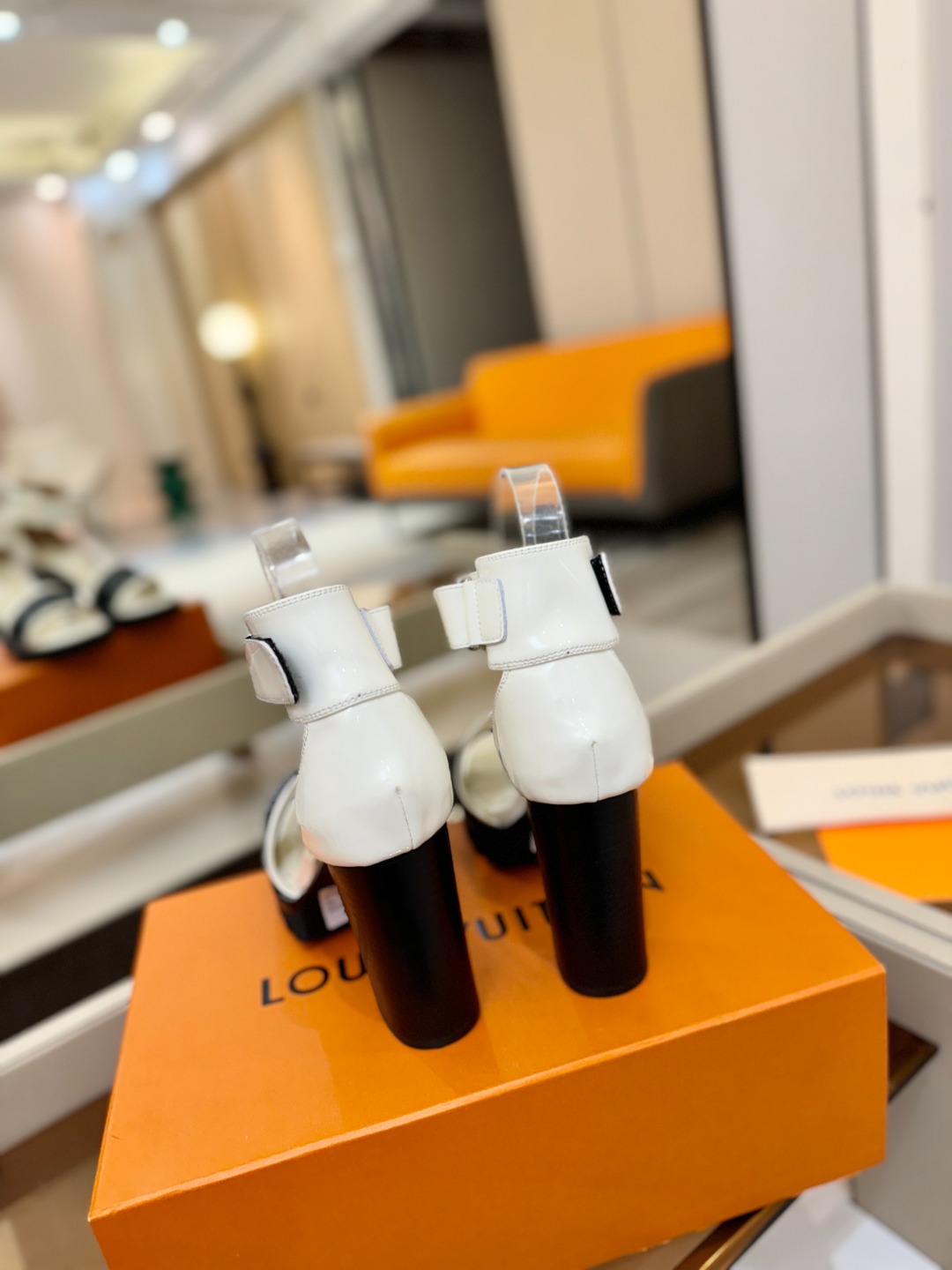 LOUIS VUITTON 💯💯💯 LV欧美风时尚凉鞋 🍋+🌿+=🥂 路易威登传统硬箱的精巧标准品牌扣💖