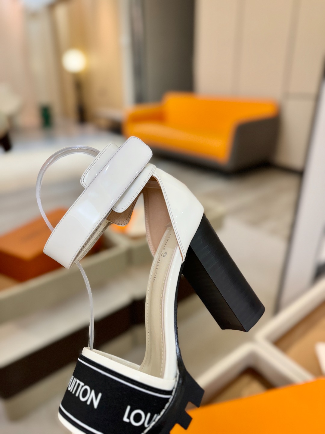 LOUIS VUITTON 💯💯💯 LV欧美风时尚凉鞋 🍋+🌿+=🥂 路易威登传统硬箱的精巧标准品牌扣💖