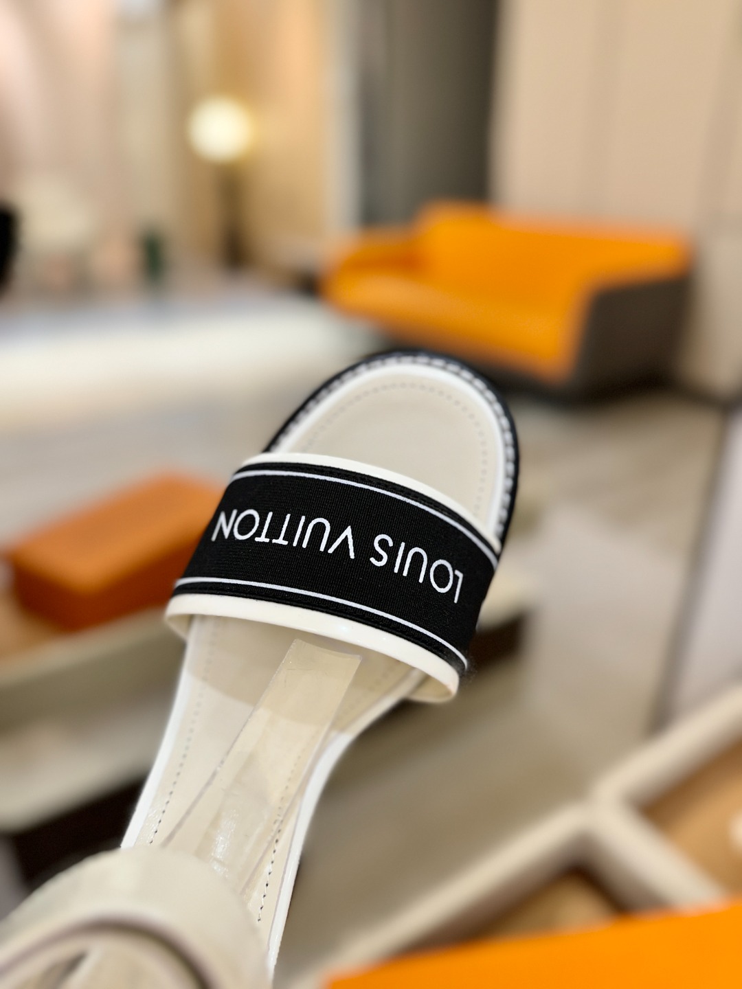 LOUIS VUITTON 💯💯💯 LV欧美风时尚凉鞋 🍋+🌿+=🥂 路易威登传统硬箱的精巧标准品牌扣💖