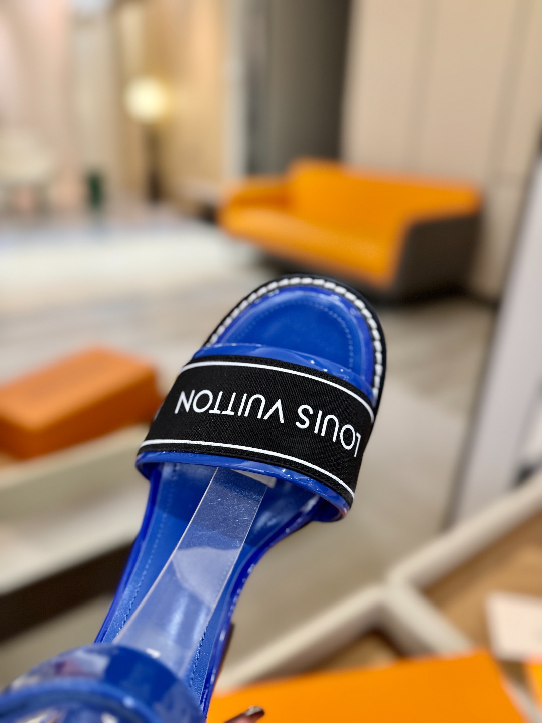 LOUIS VUITTON 💯💯💯 LV欧美风时尚凉鞋 🍋+🌿+=🥂 路易威登传统硬箱的精巧标准品牌扣💖