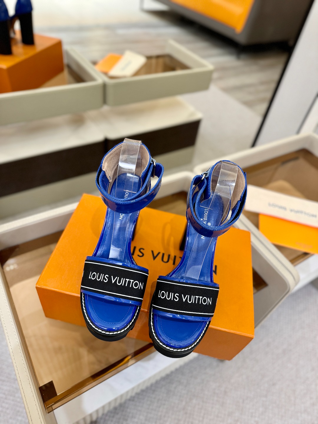 LOUIS VUITTON 💯💯💯 LV欧美风时尚凉鞋 🍋+🌿+=🥂 路易威登传统硬箱的精巧标准品牌扣💖