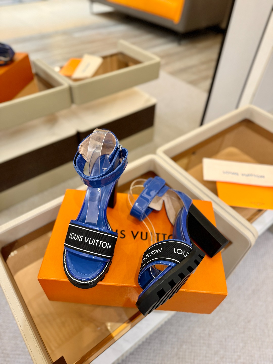 LOUIS VUITTON 💯💯💯 LV欧美风时尚凉鞋 🍋+🌿+=🥂 路易威登传统硬箱的精巧标准品牌扣💖