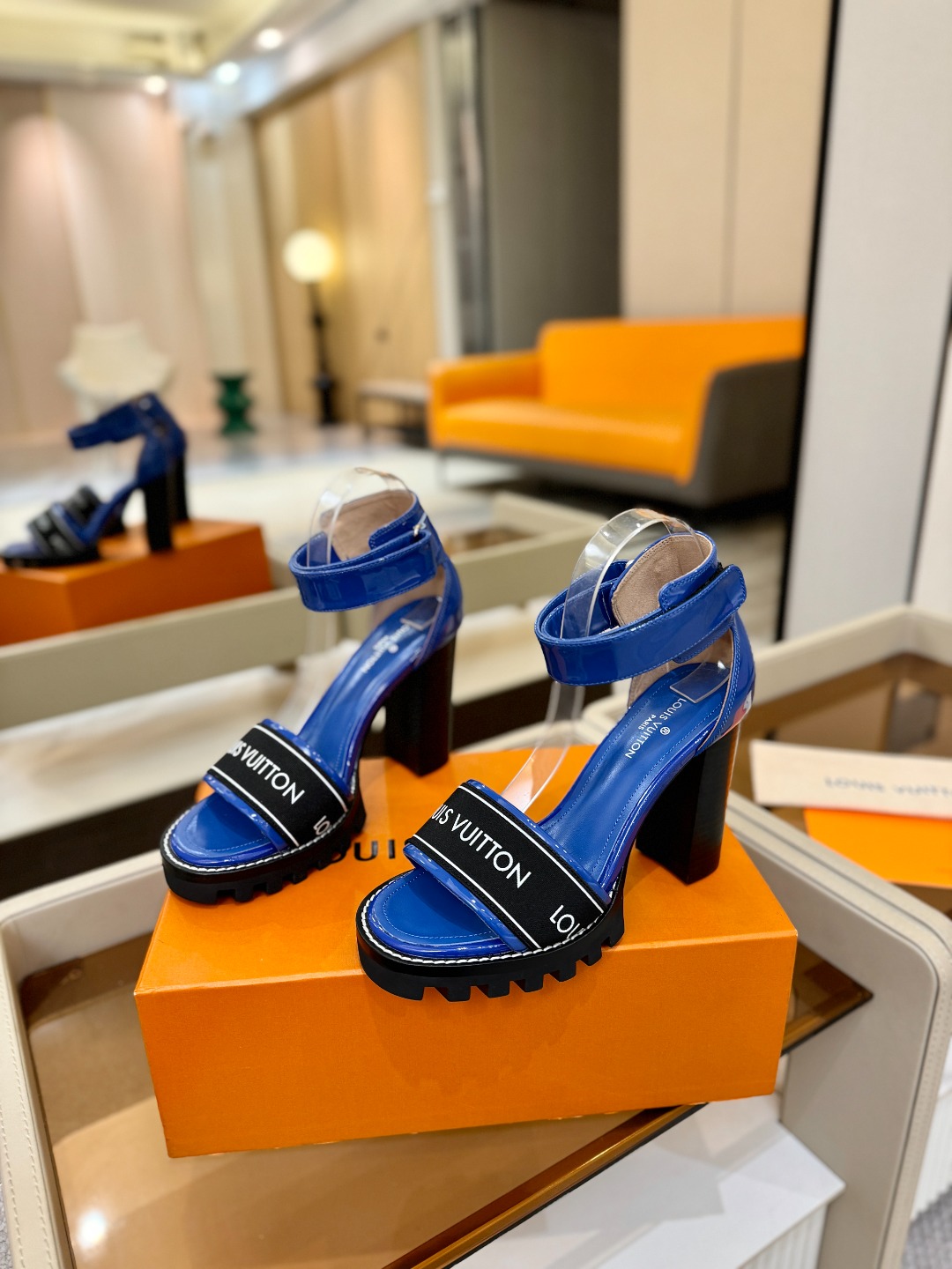 LOUIS VUITTON 💯💯💯 LV欧美风时尚凉鞋 🍋+🌿+=🥂 路易威登传统硬箱的精巧标准品牌扣💖