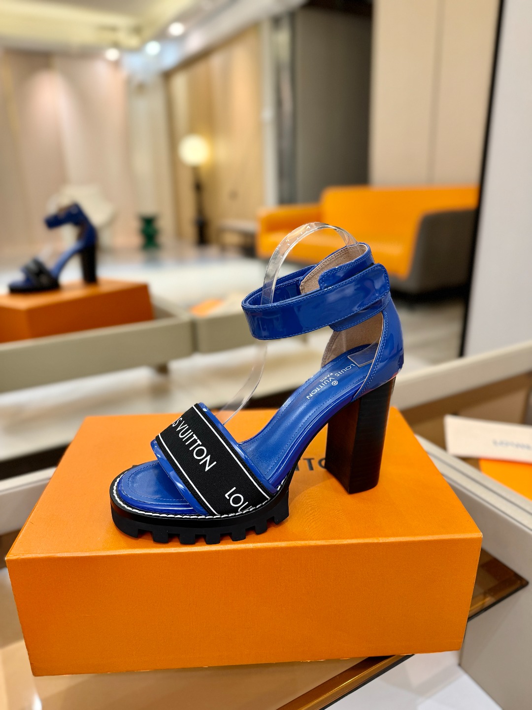 LOUIS VUITTON 💯💯💯 LV欧美风时尚凉鞋 🍋+🌿+=🥂 路易威登传统硬箱的精巧标准品牌扣💖