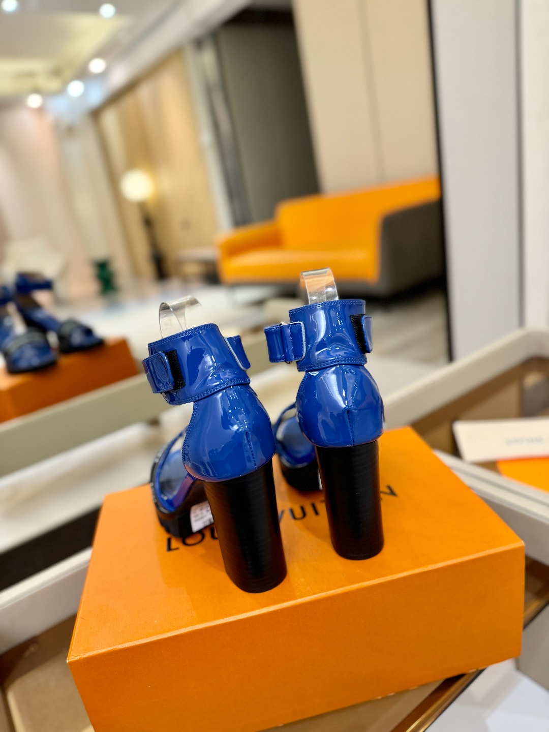 LOUIS VUITTON 💯💯💯 LV欧美风时尚凉鞋 🍋+🌿+=🥂 路易威登传统硬箱的精巧标准品牌扣💖